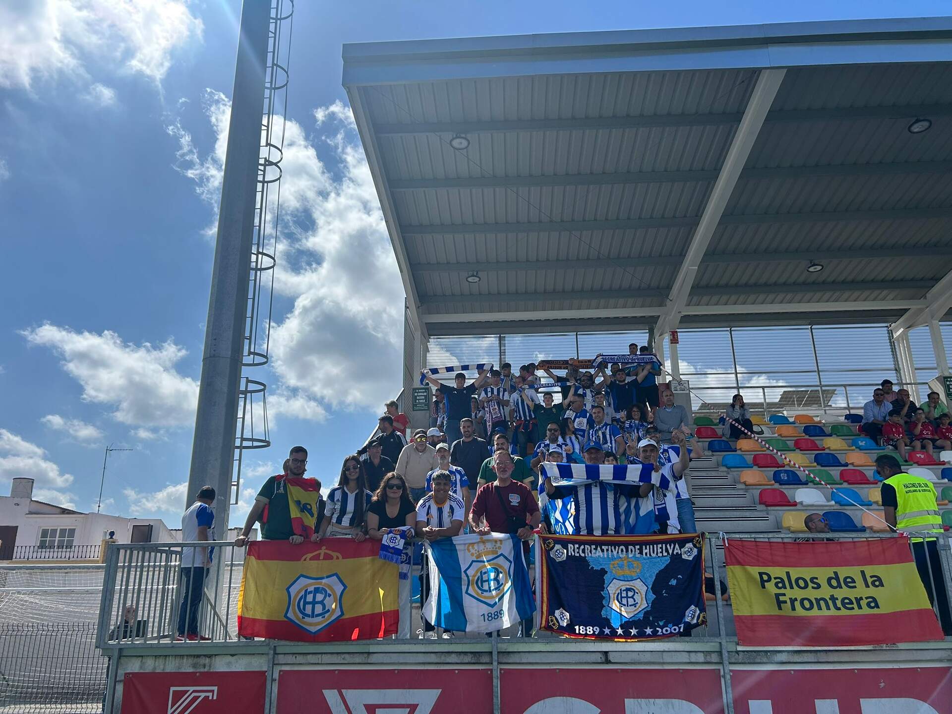 La afición del Recre estuvo en Lebrija.