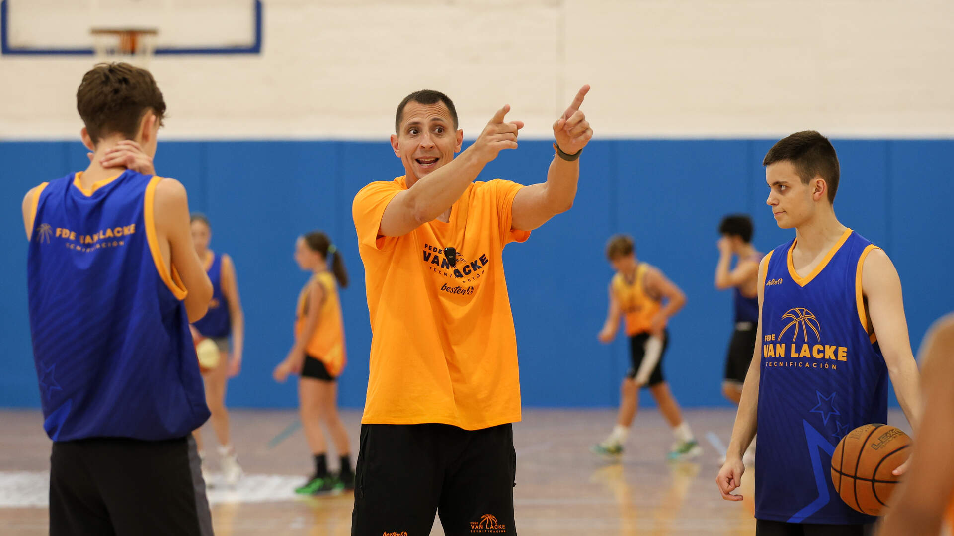 Fede dando indicaciones durante un entrenamiento