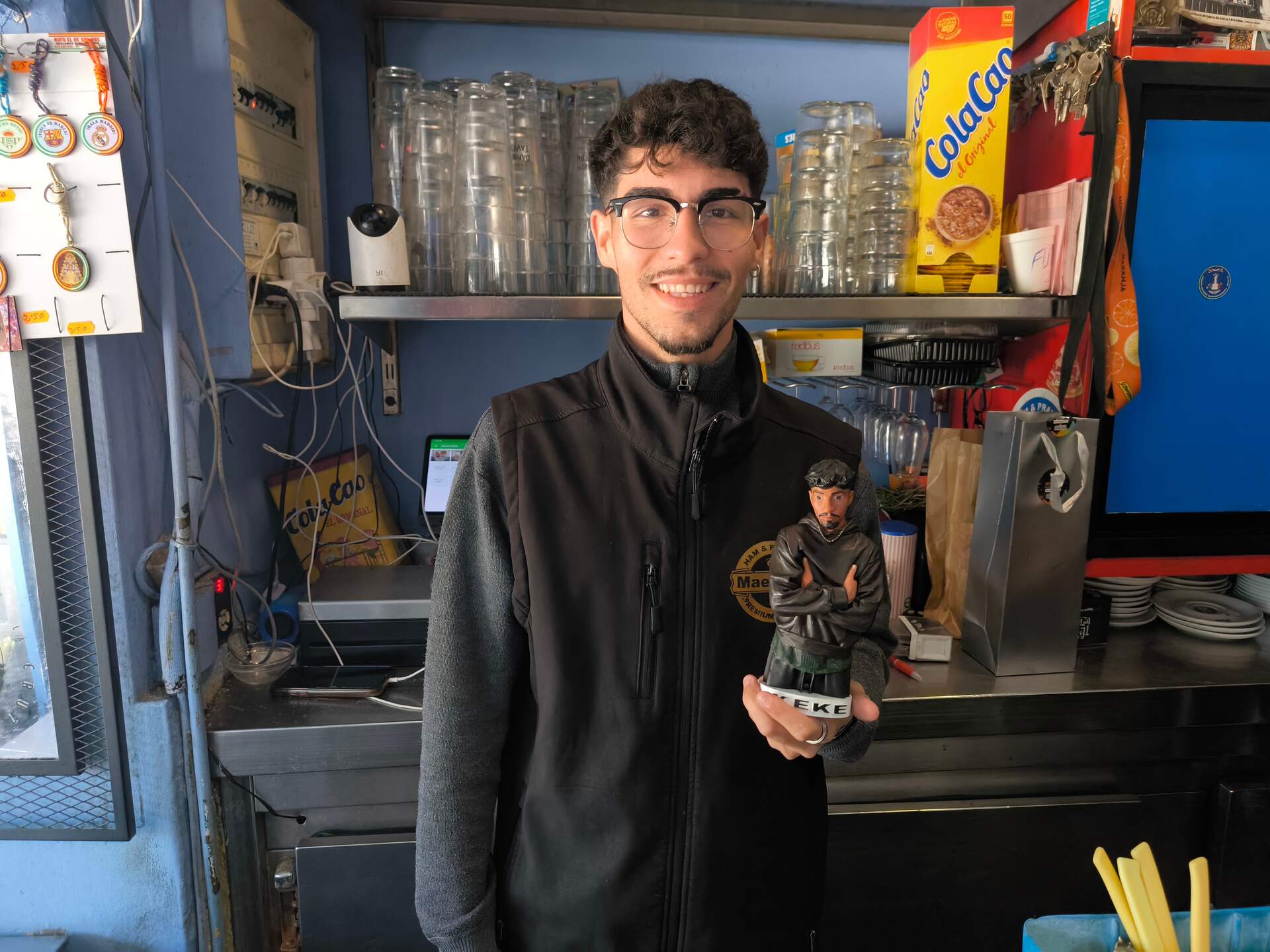 Keke con su pequeña escultura