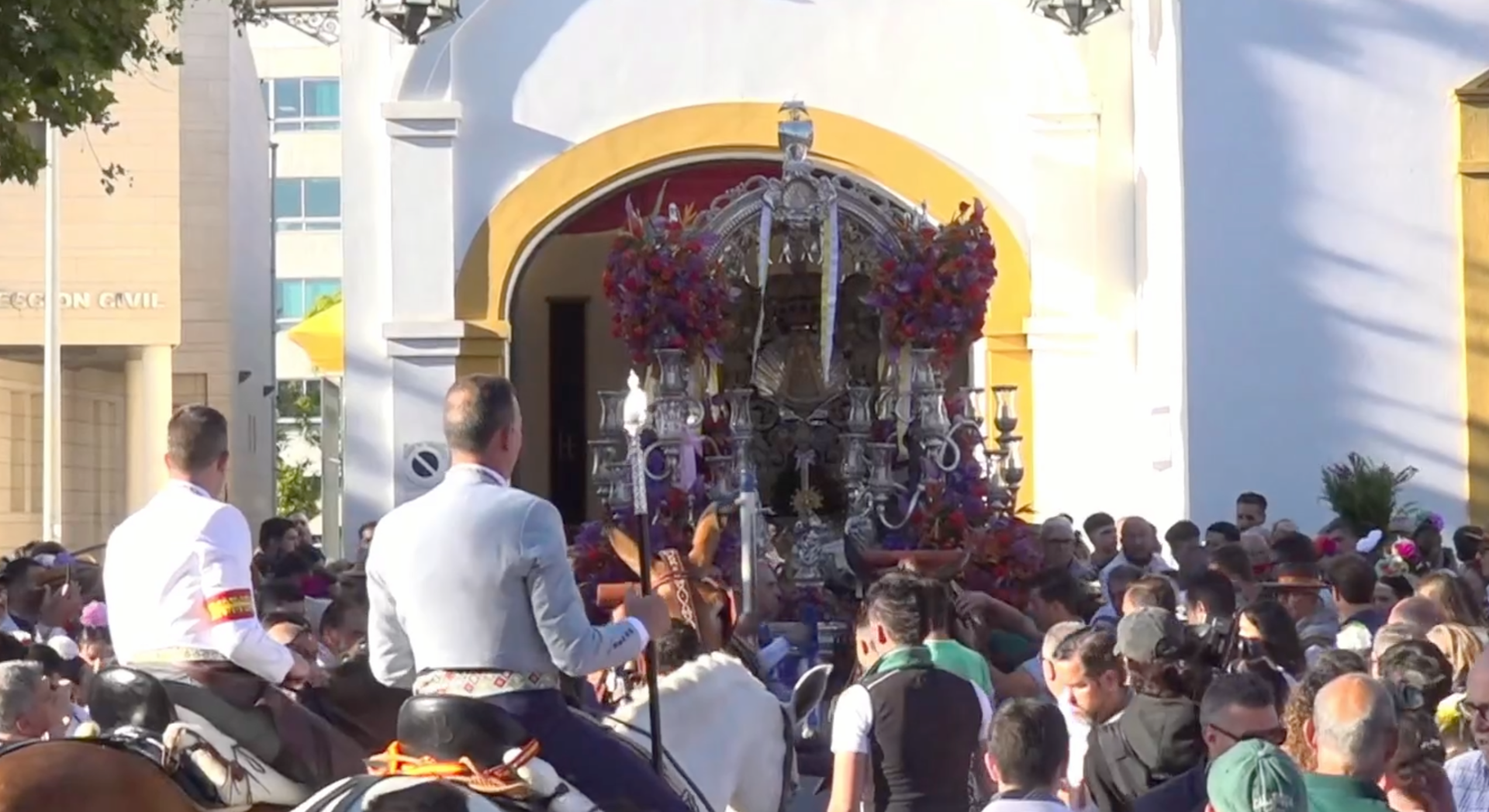 Salida de la Hermandad de Emigrantes hacia El Rocío.