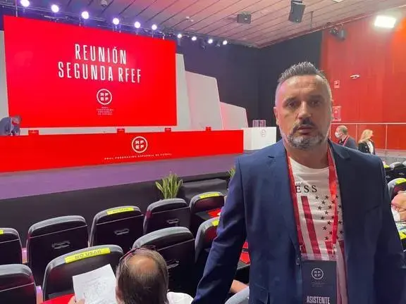 En la sede de la Federación Española de Fútbol, durante el transcurso de  una reunión de  2ª RFEF