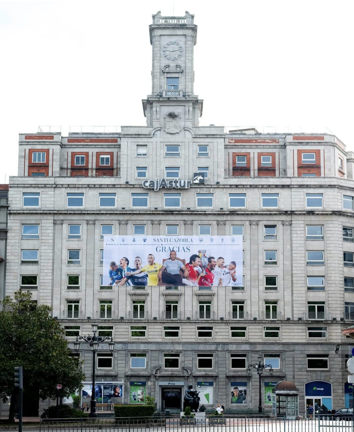 Oviedo amanece homenajeando a Santi Cazorla con una figura del Recreativo entre las que recuerdan su carrera