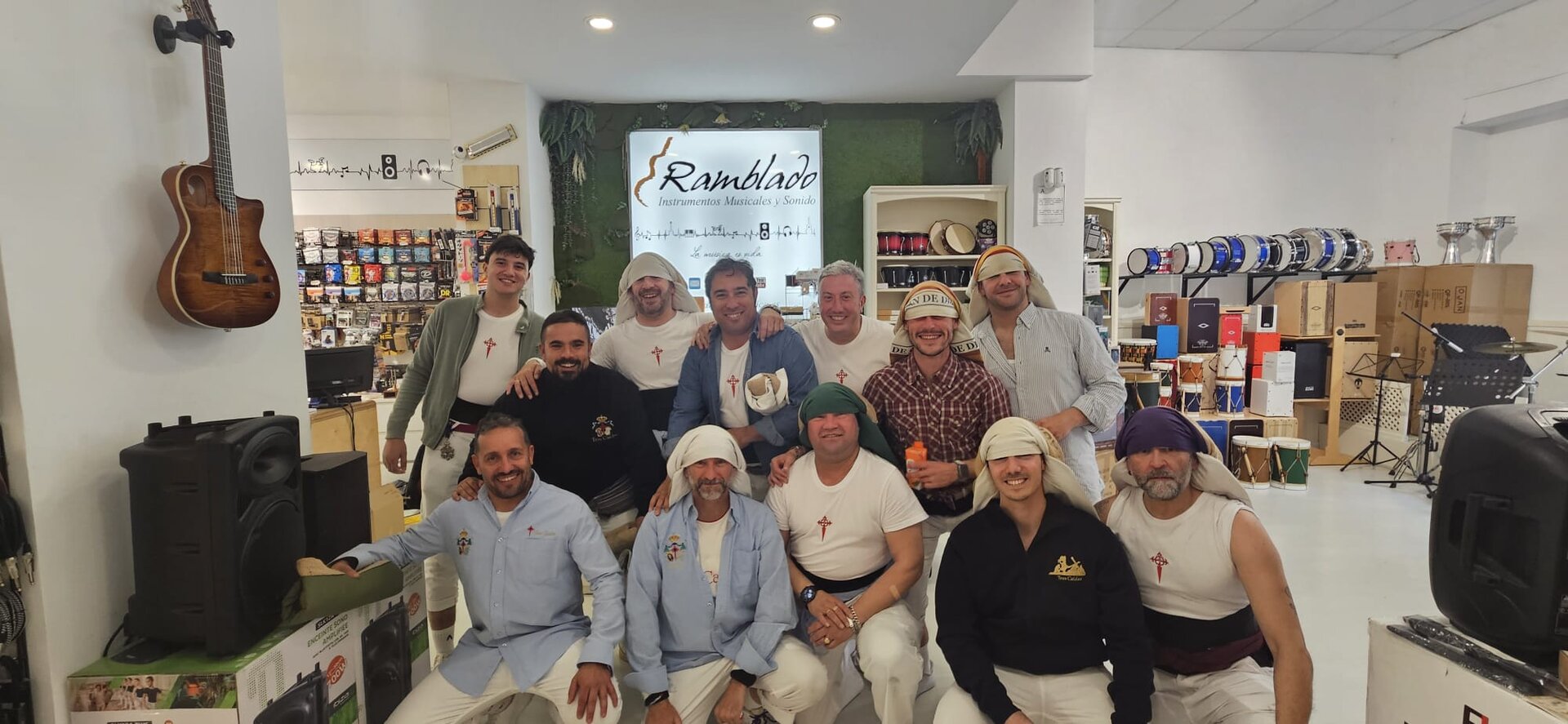 Luismi, integrante de la cuadrilla de Tres Caídas, recibe a sus compañeros en su negocio, Ramblado. Una parada especial ante de una nueva cita con el costal.
