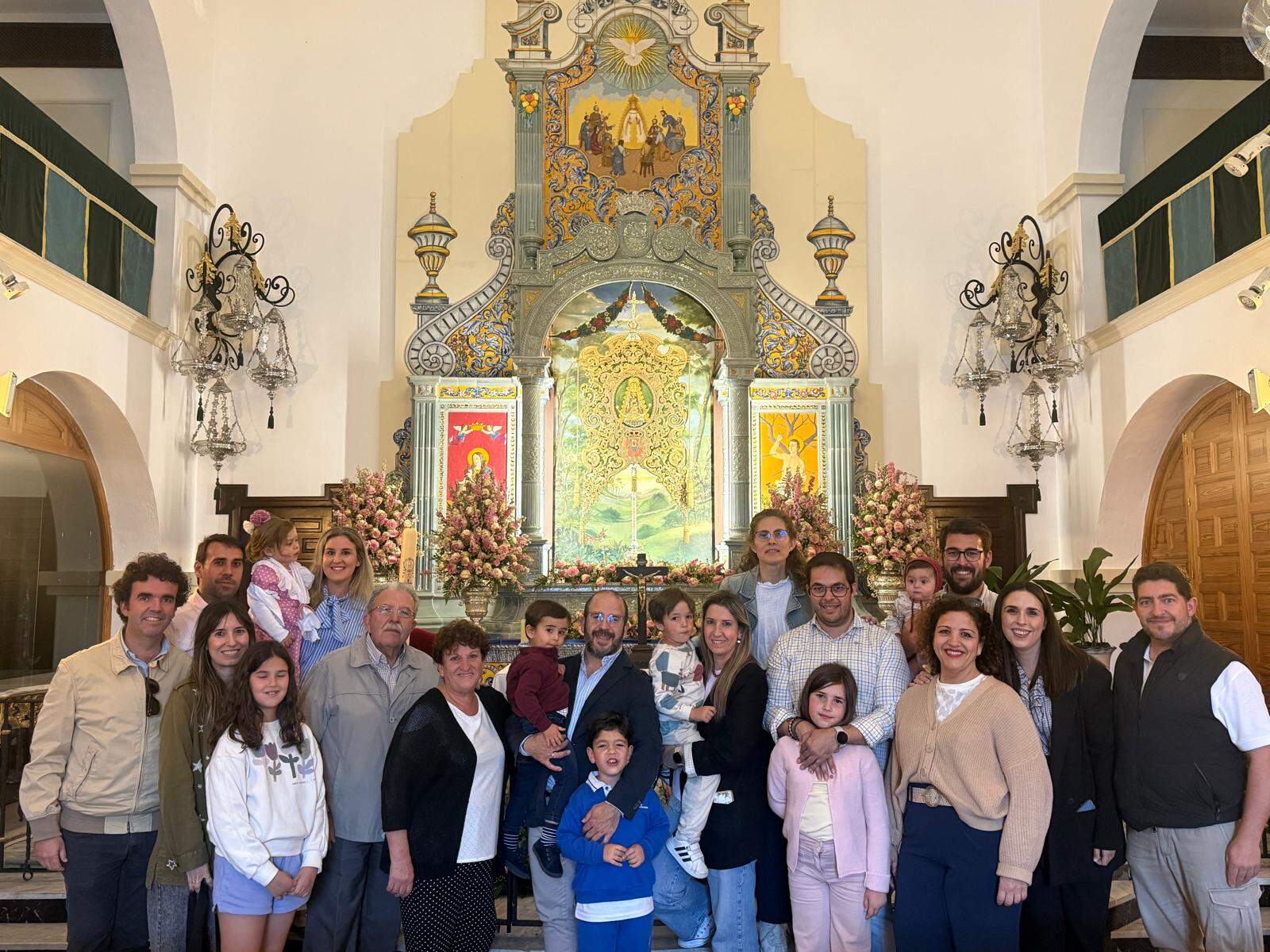 Con los miembros de su peña rociera ´Los Quimera´