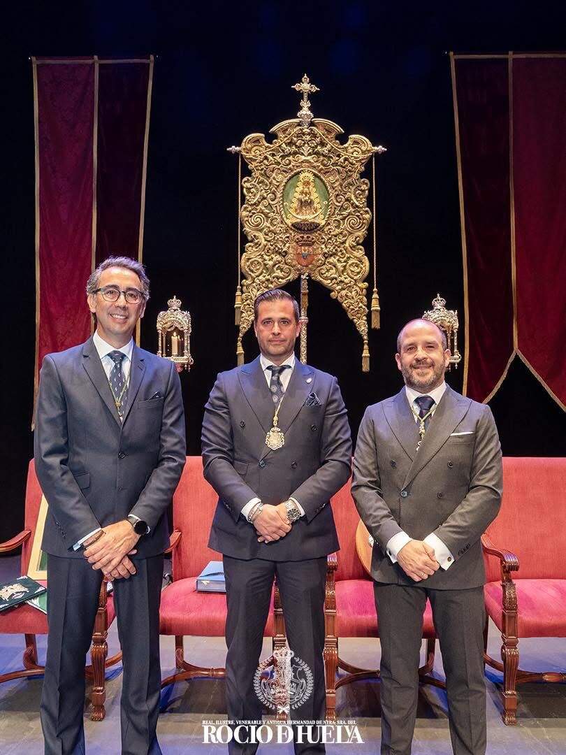 Luismi acompañado por el Hermano Mayor, Juan José Gómez Rodriguez, y el presentador del Pregón, MIguel Silva González