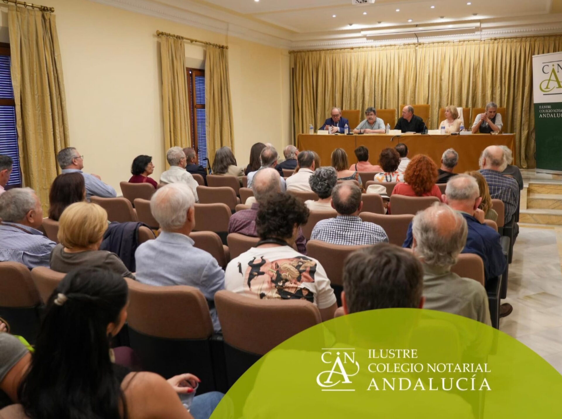 Con el aforo completo, en el Aula del Colegio Notarial de Andalucía, durante una de sus multiples presentaciones