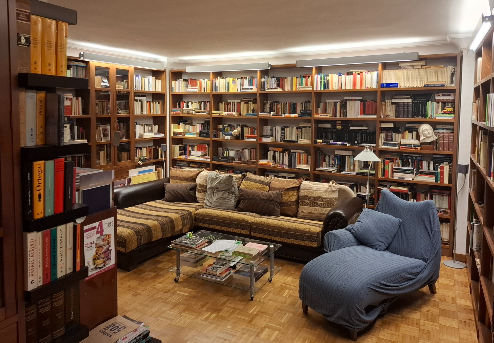 La biblioteca personal de José Juan se extiende por toda la habitación , demostrando su pasión por la lectura