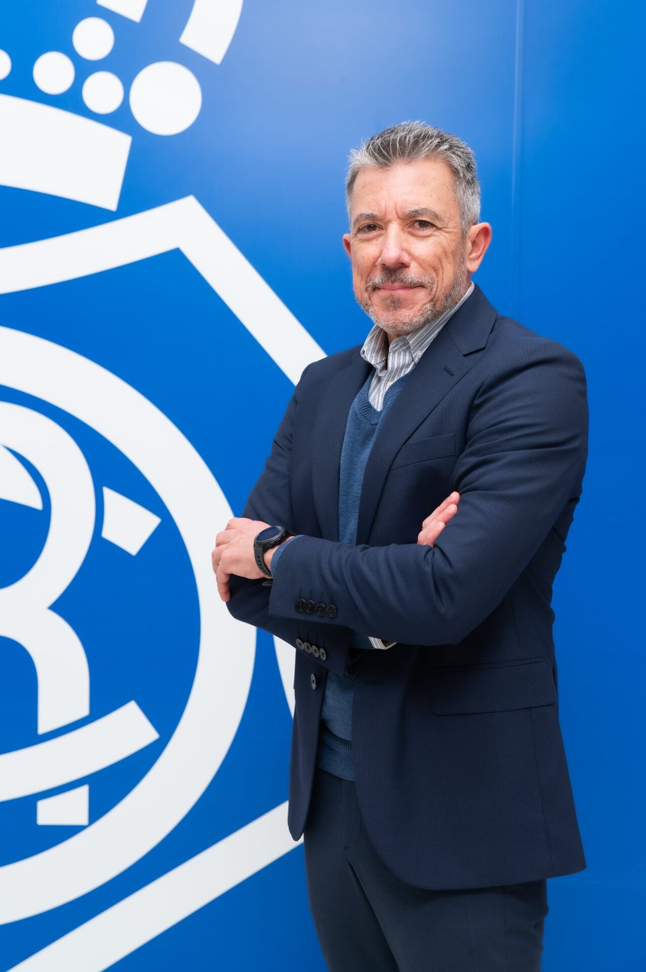 José Joaquín López posando junto al escudo del Recre.