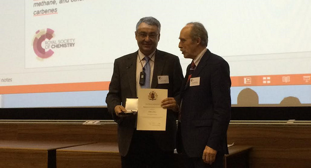 El profesor de la UHU Pedro J. Pérez recibe el Premio de la Royal Society of Chemistry
