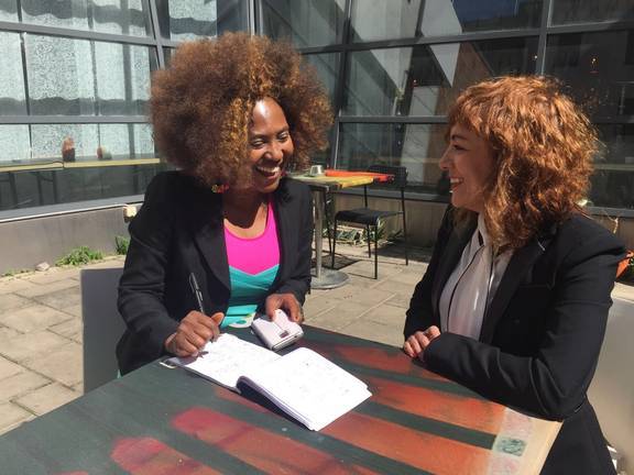 Elena Tobar y Josephine Atanga