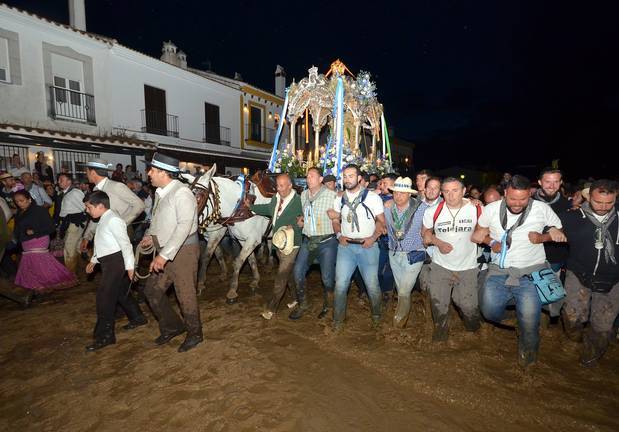 La Hermandad del Rocío de Huelva pisa la aldea entre un sinfín de ‘vivas’
