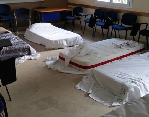 Técnicos de ambulancias, con colchones en el suelo y entre cucarachas