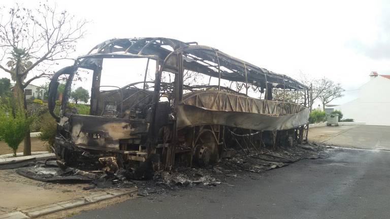 Extinguen 2 incendios simultáneos de autobuses en San Silvestre y Ayamonte