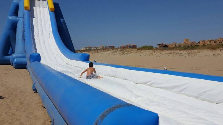 Instalan un tobogán gigante de 12 metros de altura en la playa de Punta