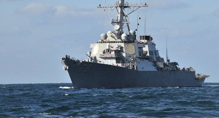 La marina de los Estados Unidos prueba sus armas en Huelva