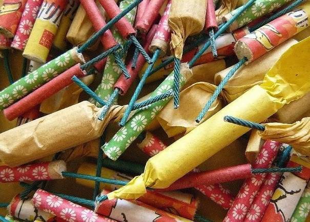 Isla Cristina sancionará con hasta 10.400 euros a quienes tiren petardos en Navidad