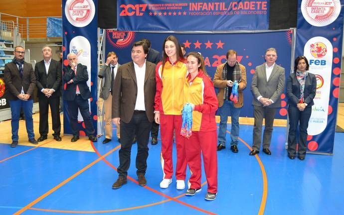 alcalde-de-huelva-entregando-un-trofeo