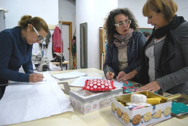 Costureras de carnaval preparan los dise��os para los disfraces