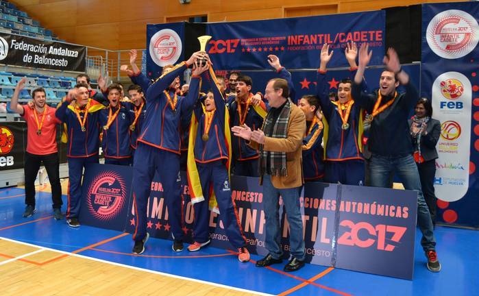 diputado-entregando-uno-de-los-trofeos