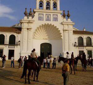 La iglesia se ahorra casi 85.000 euros al año en exenciones al IBI en El Rocío