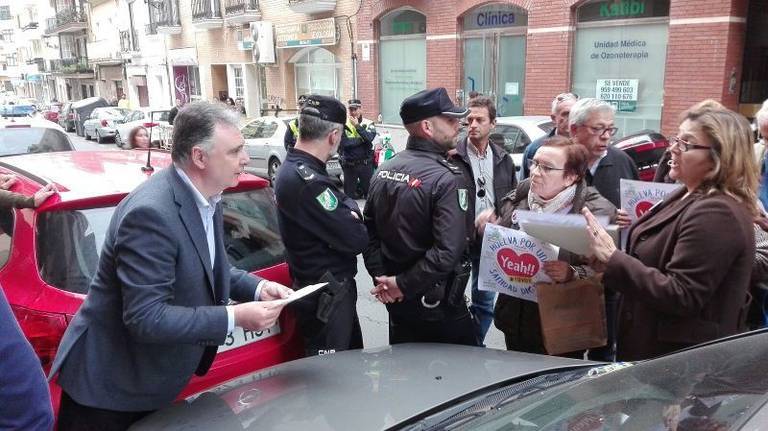 ‘Por una sanidad digna’ aborda a Susana Díaz para entregarle, sin éxito, una carta