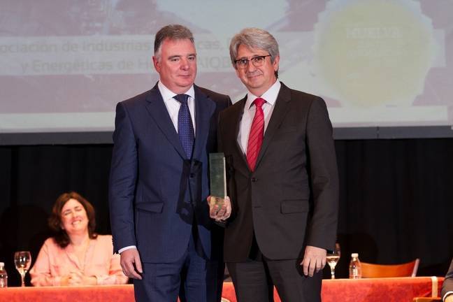 Entrega distinciones huelva junta en huelva, en la foto el delegado de la junta en huelva, Francisco José Romero y José Antonio Agüera de AIQB