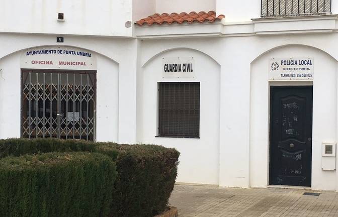 Recogen firmas en El Portil para que reabran la oficina de Policía, situada frente al ‘súper’ atracado