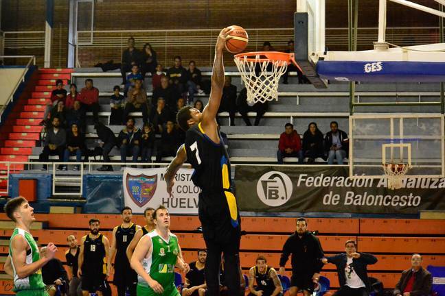 El Enrique Benítez da el golpe tras ser el primero en machacar al Cazorla (80-74)