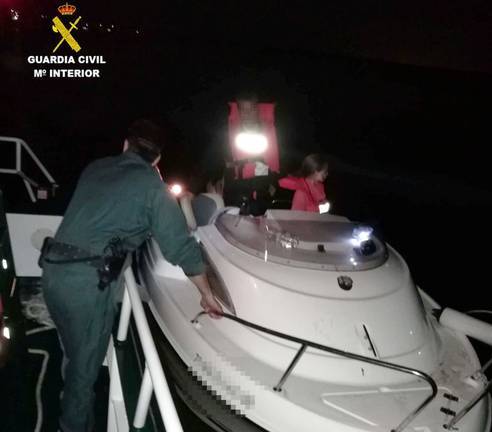 Rescatados un hombre y su hija de 9 años atrapados en su barco y a merced de las olas