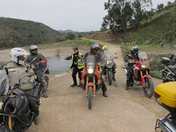 Uno-de-los-controles-de-paso-montado-por-Moteros-Gaditanos