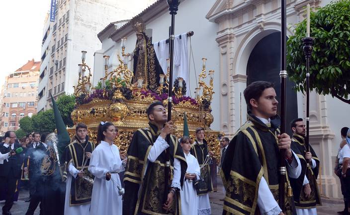 Las nuevas generaciones cofrades de la Soledad lucen en el Viernes Santo