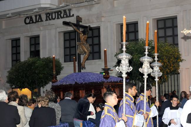 Silencio sepulcral ante el paso del Cristo de la Misericordia