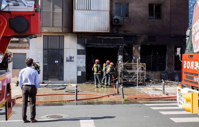 Realojadas tres familias en albergues y residencias por el incendio del bazar