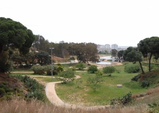 Denuncia a un hombre que se acercó con gestos lascivos a una joven en el Parque Moret