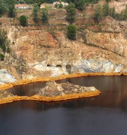 La mina de La Zarza escupe con violencia al Odiel agua estancada durante años 1