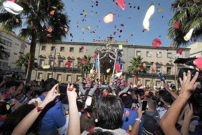 La ciudad se vuelca para despedir a la Hermandad del Rocío de Huelva