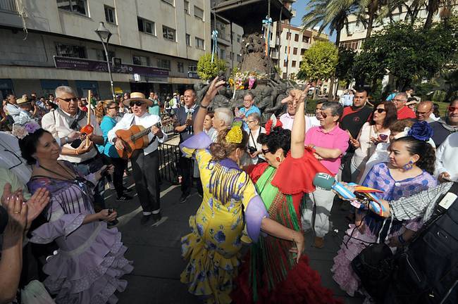 La ciudad se vuelca para despedir a la Hermandad del Rocío de Huelva 3 La ciudad se vuelca para despedir a la Hermandad del Rocío de Huelva