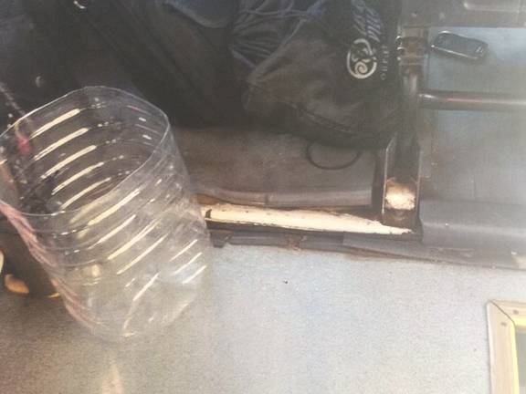 Detalle de una papelera y suelo abierto