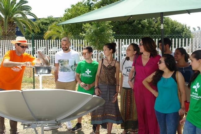 La Onubense elabora platos ecológicos con una cocina solar