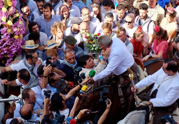 La ciudad se vuelca para despedir a la Hermandad del Rocío de Huelva 10 La ciudad se vuelca para despedir a la Hermandad del Rocío de Huelva