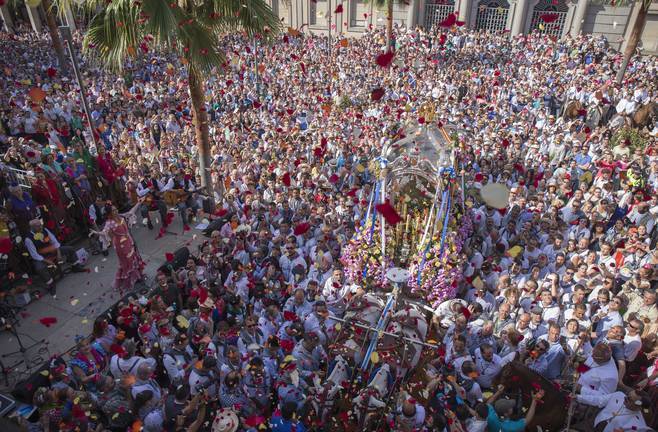 La ciudad se vuelca para despedir a la Hermandad del Rocío de Huelva 11 La ciudad se vuelca para despedir a la Hermandad del Rocío de Huelva
