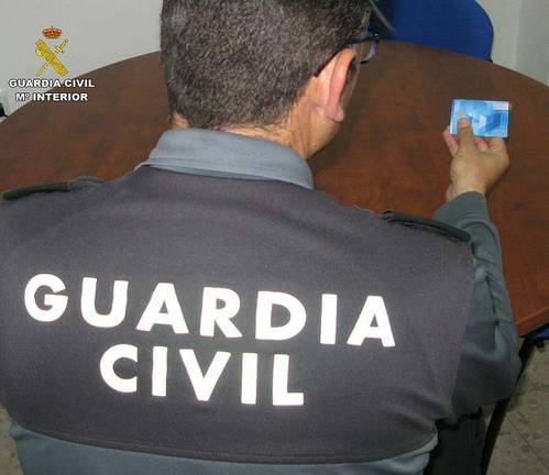 Roba la tarjeta de crédito a un conocido en Almonte y saca 1.000 € en el banco