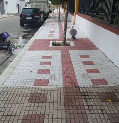 Almonte deja sus aceras impolutas con un moderno sistema de limpieza