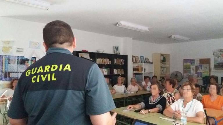 La Guardia Civil imparte charlas de seguridad a más de 650 mayores de la provincia