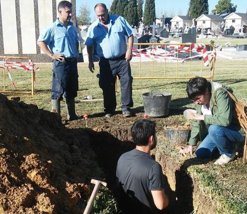 La familia del anarquista fusilado extrae sus restos del cementerio a la espera de la prueba de ADN