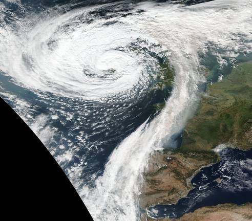 El huracán Ophelia atrae la alerta por lluvias y la calima a Huelva