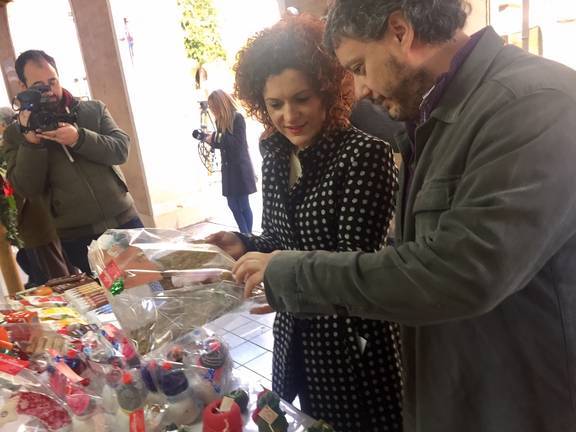 El Mercadillo Navideño abre sus puertas en la Gran Vía para recabar la solidaridad de los onubenses