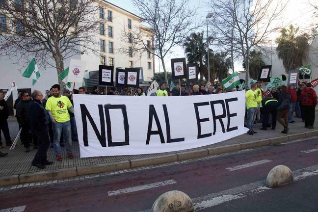 El Pleno de Isla aprueba iniciar un diálogo para readmitir poco a poco a los despedidos