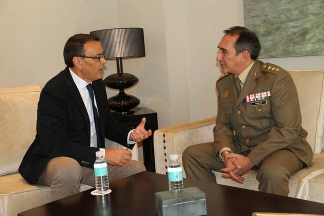 Ignacio Caraballo recibe en la Diputación al subdelegado de Defensa, Amós Paramio