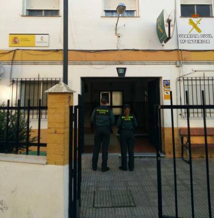 Hurta 700 euros en ropa en una tienda de Isla con una ingeniosa bolsa metálica